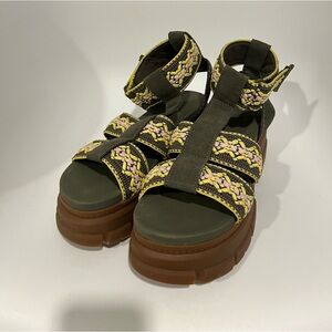 UGG Ashton Heritage Platform Sandals new without tag!